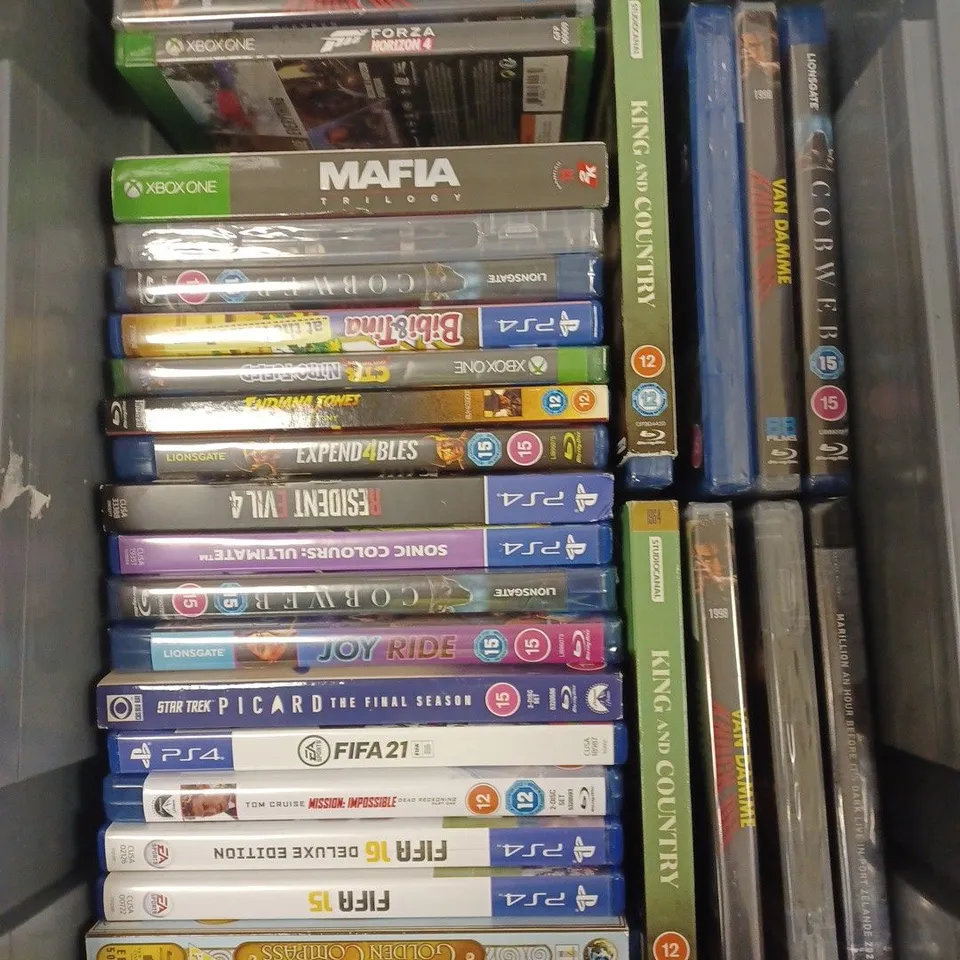 APPROXIMATELY 30 ASSORTED DVDS/VIDEO GAMES TO INCLUDE EXPENDABLES 4, KNOCK OFF, RESIDENT EVIL 4 ETC 