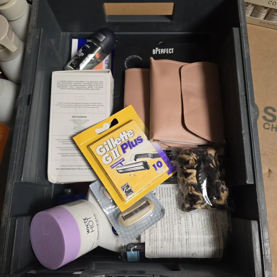 APPROXIMATELY 15 ASSORTED HEALTH & BEAUTY PRODUCTS TO INCLUDE COWSHED MINI GIFT SET, MADE BY MITCHELL LIP GLOSS, TRANSDERMAL GEL ETC - COLLECTION ONLY