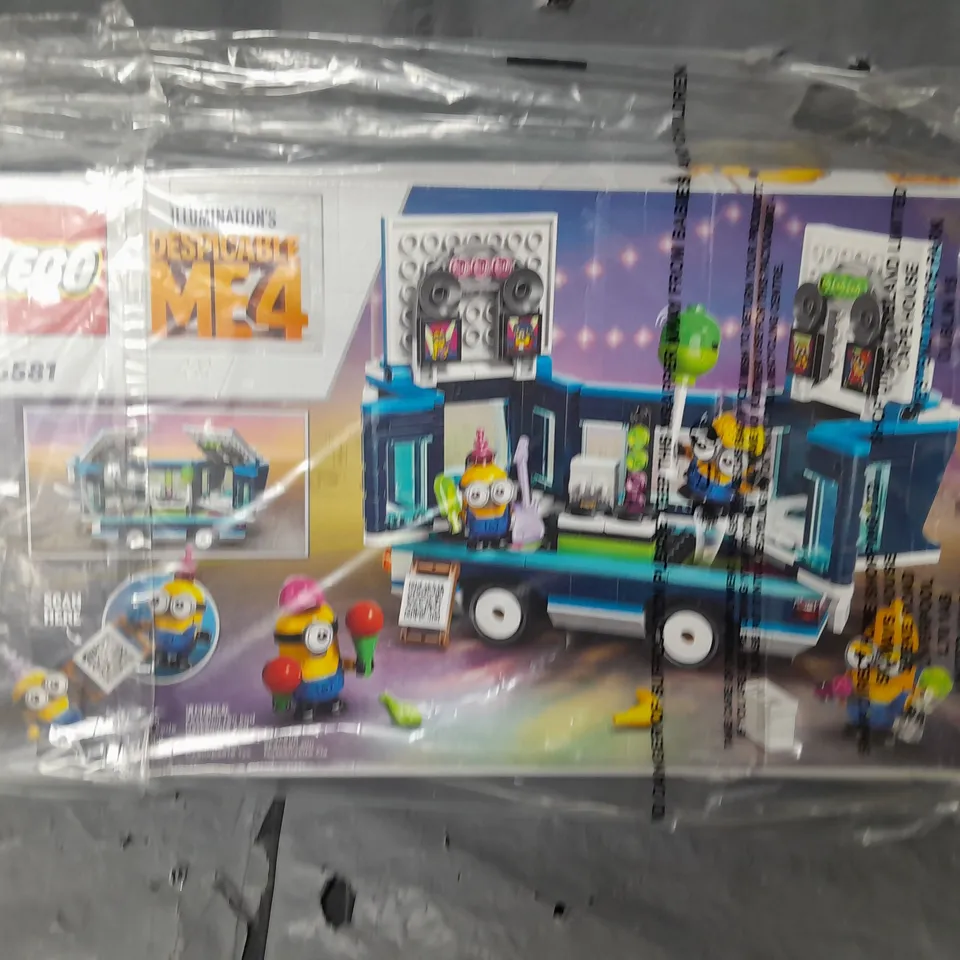 BOXED DESPICABLE ME MINIONS’ MUSIC PARTY BUS 75581