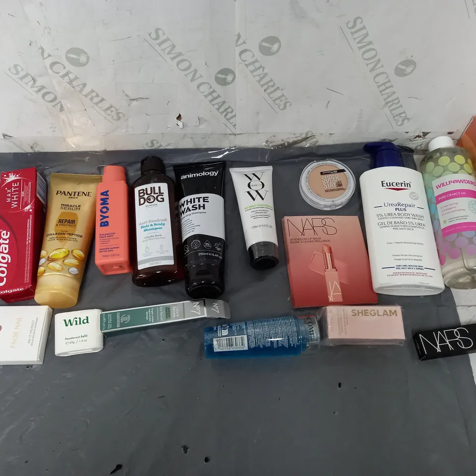 BOX OF APPROXIMATELY 12 ASSORTED COSMETIC ITEMS TO INCLUDE - BYOMA FACE MIST - COLGATE MAX WHITE - BODY SHOP BOOST ETC.