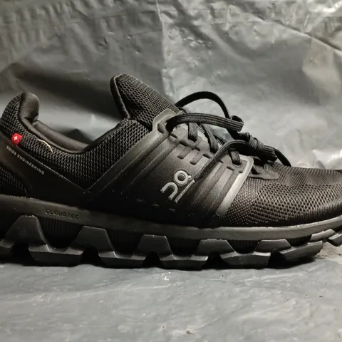 PAIR OF ON CLOUDSWIFT TRAINERS IN BLACK SIZE UK 10.5