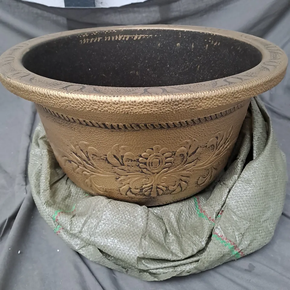 FLORAL DESIGN PLASTIC OUTDOOR PLANTER 