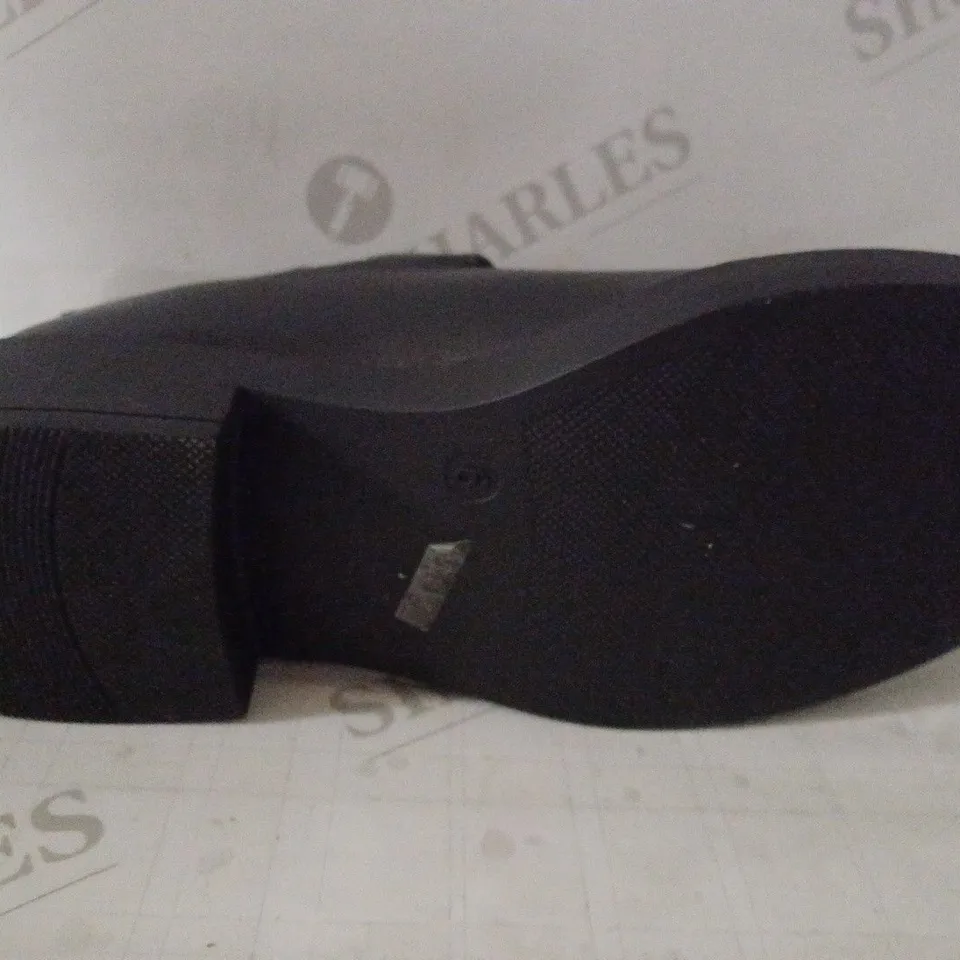 PAIR OF WOMEN'S MARY JANES SIZE 6