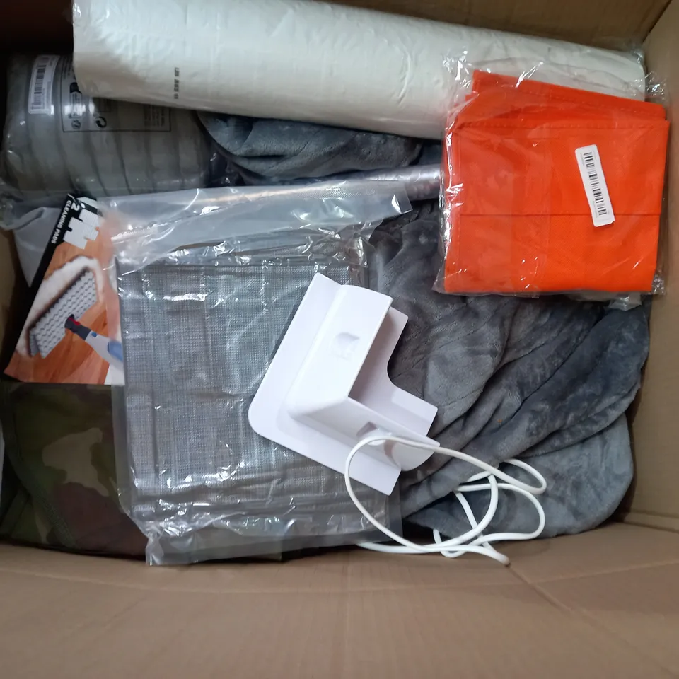 BOX OF APPROXIMATELY 15 ASSORTED ITEMS TO INCLUDE - KITCHENCRAFT MICROWAVE SAUCE PAN - WINDOW CLEANER - TRAVEL BOTTLE WASHING AND DRYING BOTTLE ECT