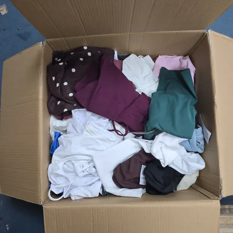 BOX OF APPROXIMATELY 15 ASSORTED CLOTHING ITEMS TO INCLUDE: JEAN SHORTS 