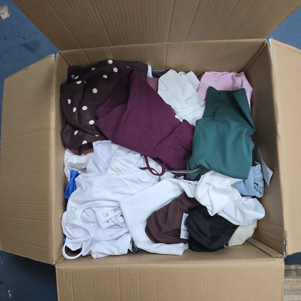 BOX OF APPROXIMATELY 15 ASSORTED CLOTHING ITEMS TO INCLUDE: JEAN SHORTS 