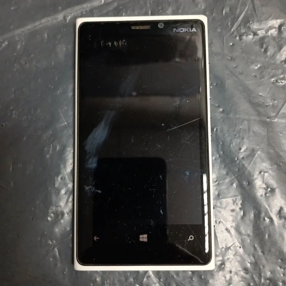 NOKIA LUMIA 920 MOBILE PHONE IN WHITE