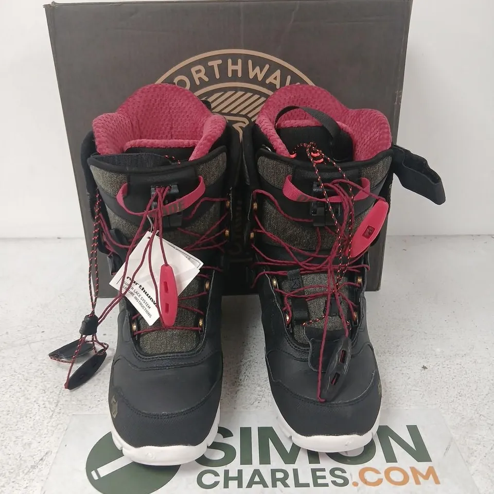 NORTHWAVE DECADE SL SNOWBOARD BOOTS, UK 10 (EU 45 / US 11.5) - BLACK/GREY WITH PINK LINING