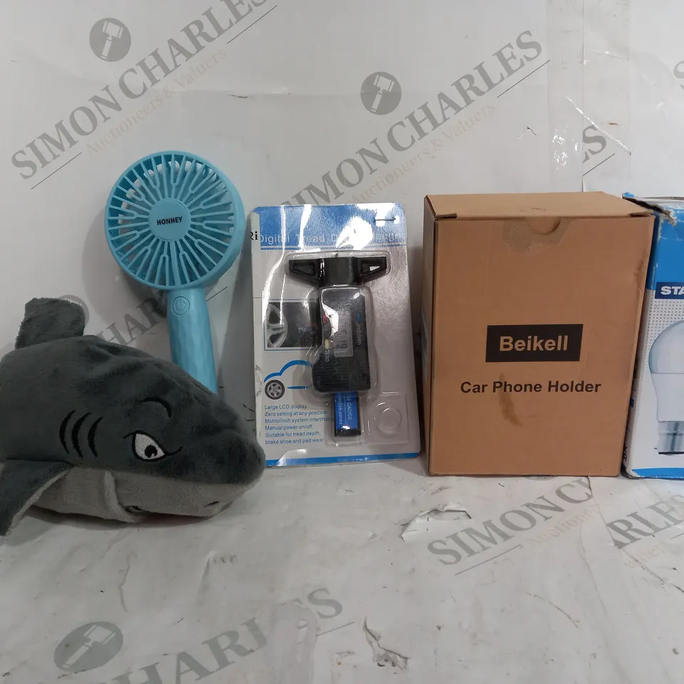 BOX OF APPROX 15 ASSORTED ITEMS TO INCLUDE - DIGITAL TREAD DEPTH GAUGE - BEIKELL CAR PHONE HOLDER - STATUS LED BULB ECT