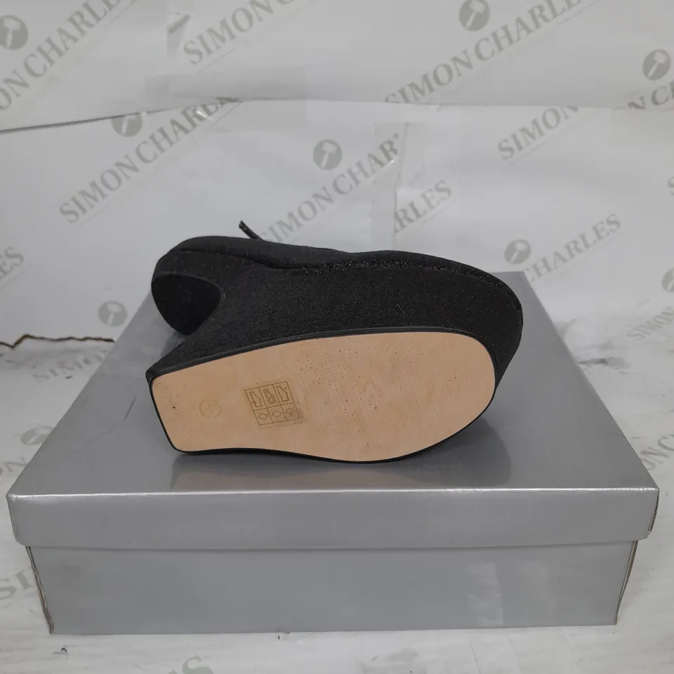 BOXED PAIR OF CASANDRA PLATFORM STRAP SHOE IN BLACK GLITTER SIZE 7