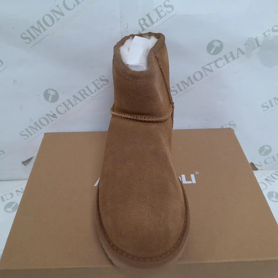 BOXED PAIR OF AUS WOOLI BONDI SHOES IN CHESTNUT TAN - UK 6