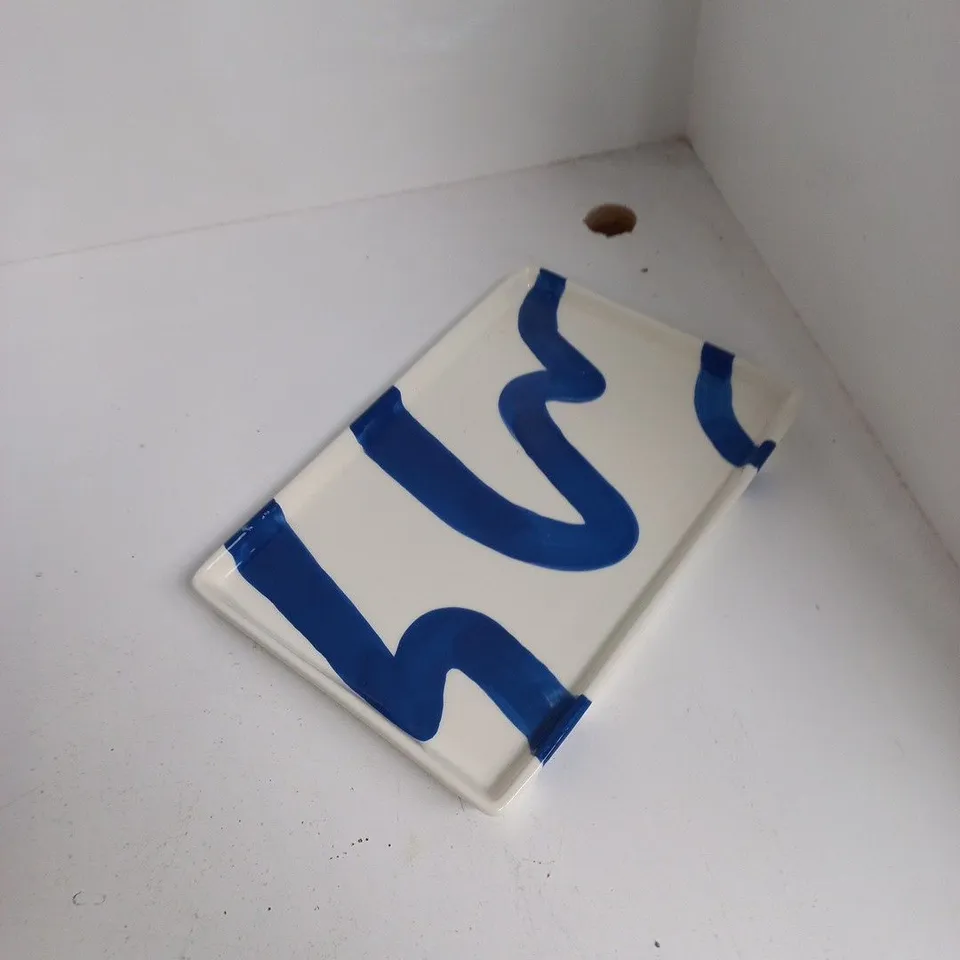 TOTE OF APPROXIMATELY 12 ASSORTED ITEMS TO INCLUDE: HAND PAINTED TRAY