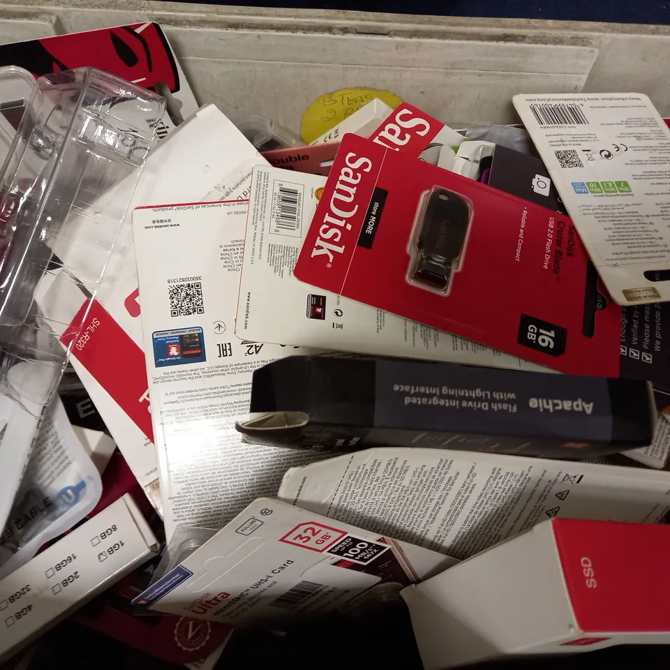 BOX OF APPROXIMATELY 15 ASSORTED ITEMS TO INCLUDE - SANDISK CRUZER BLADE 32GB - SANDISK ULTRA MICROSDXC 64GB - KINGSTON 32GB DATA TRAVELER ECT