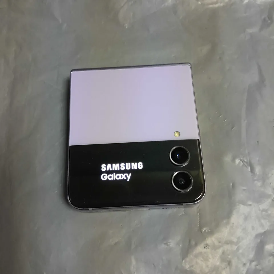 SAMSUNG GALAXY Z FLIP 4 IN PURPLE