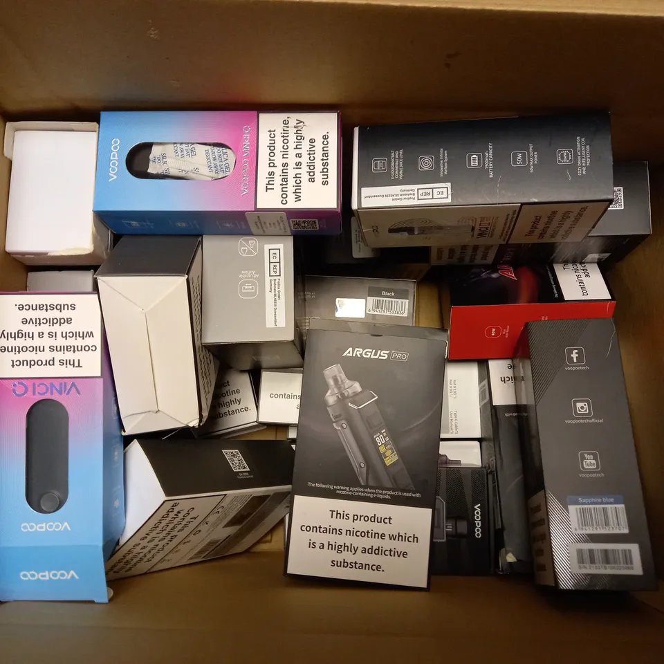 BOX OF APPROX 25 VAPING DEVICES AND ACCESSORIES TO INCLUDE ARGUS GT II KIT, VOOPOO DRAG E60 AND VOOPOO VINCI POD KIT