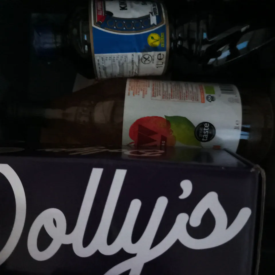 APPROXIMATELY 5 ASSORTED FOOD AND DRINK ITEMS TO INCLUDE TEA BAGS, NEW FOREST SHORTBREAD, ETC