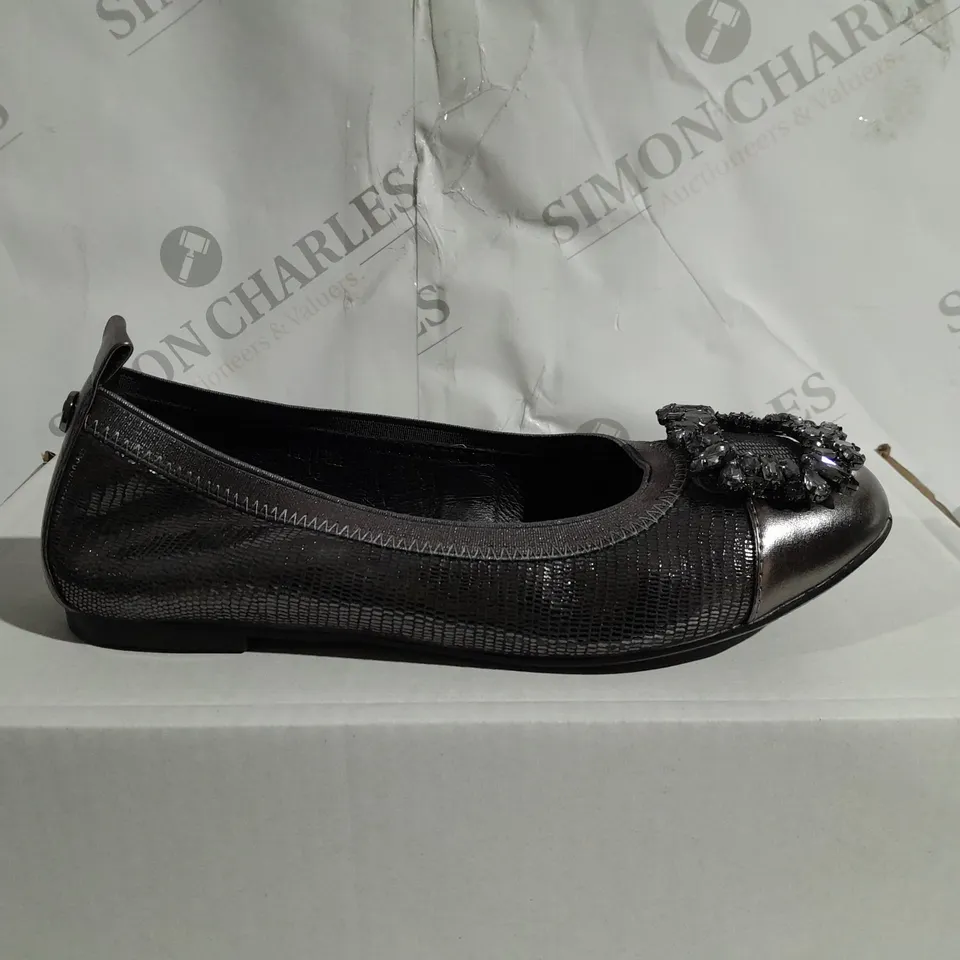 BOXED PAIR OF MODA IN PELLE ELISSA SLIP-ON SHOES IN METALLIC PEWTER W. JEWEL EFFECT UK SIZE 3