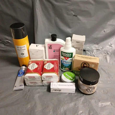 APPROXIMATELY 20 ASSORTED HEALTH & BEAUTY PRODUCTS TO INCLUDE LOOK FABULOUS FOREVOR MOISTURISING LIP BALM, FAT COW SKINCARE MOISTURISING BALM, L'OCCITANE HAND CREAM, ETC
