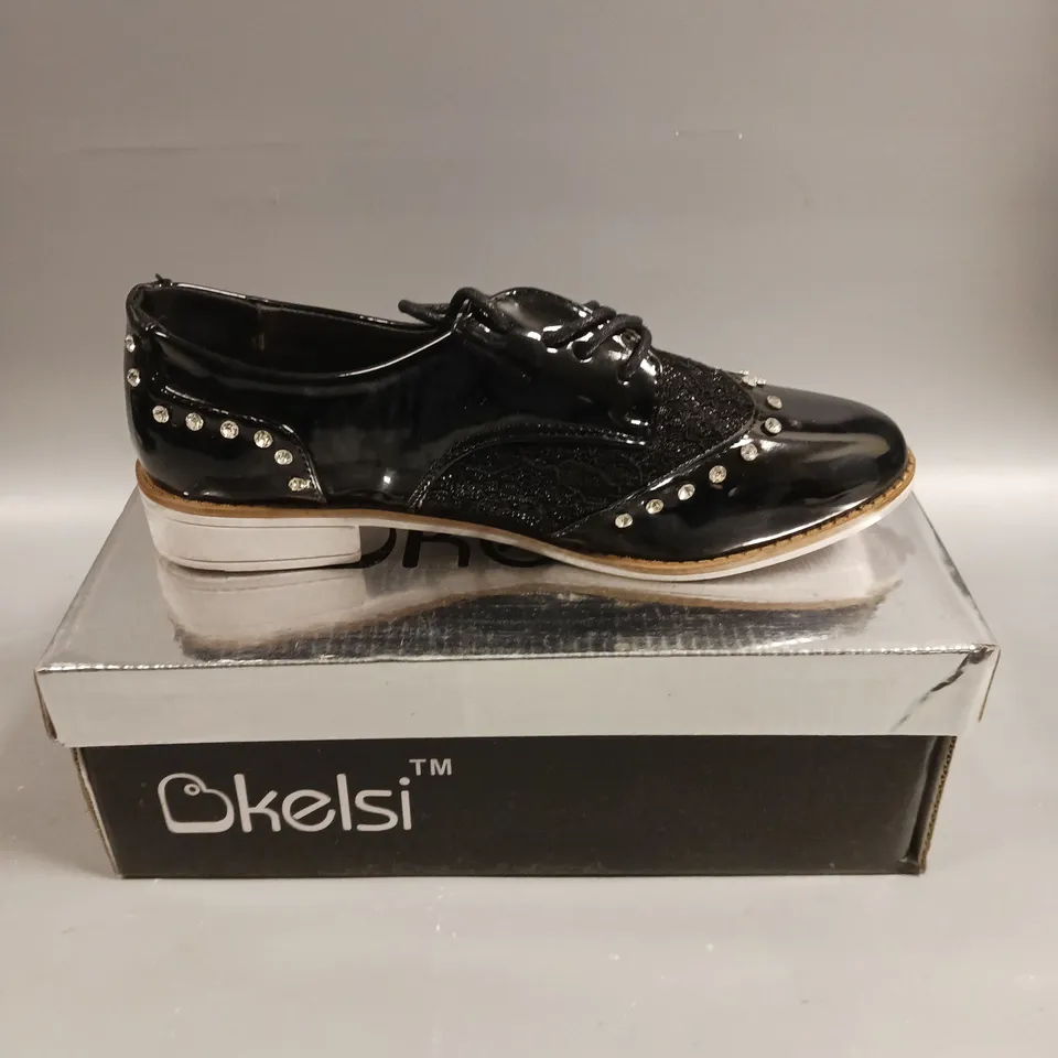 BOXED PAIR OF KELSI LACED SEQUINED SHOES IN BLACK - 4