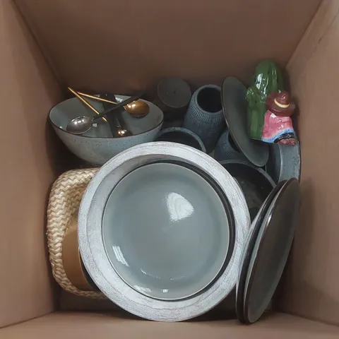 BOX CONTAINING A LARGE QUANTITY OF ASSORTED HOUSEHOLD ITEMS INCLUDING: DECORATIONS, CUTLERY, PLATES, POT ECT