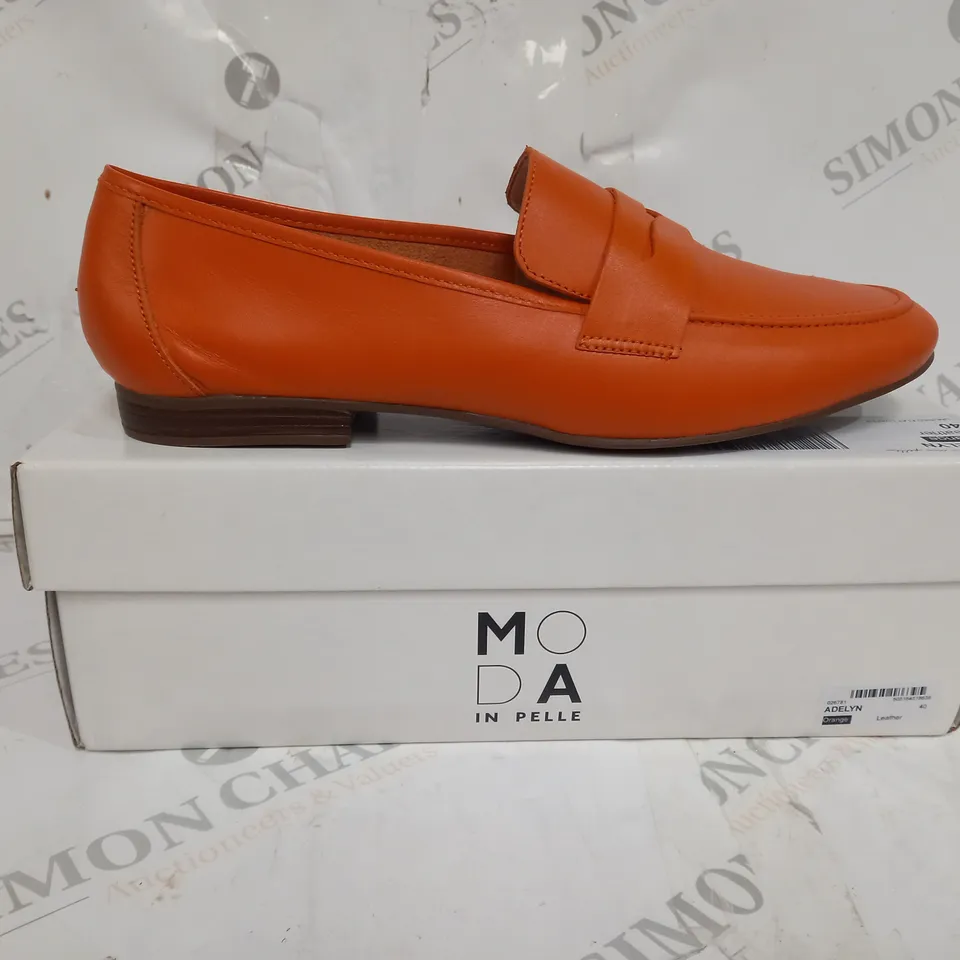 BOXED PAIR OF MODA IN PELLE ADELYN ORANGE LEATHER UNLINED FLAT LOAFER IN SIZE 40