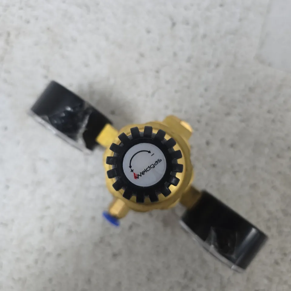 BRASS GAS REGULATOR WITH DUAL PRESSURE GAUGES