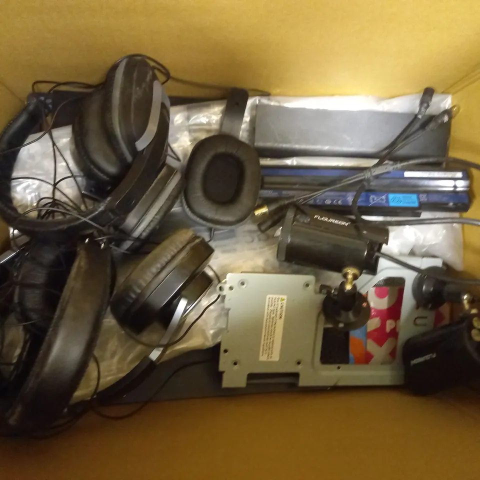 LOT OF APPROXIMATELY 12 ASSORTED ELECTRICAL ACCESSORIES, TO INCLUDE MOUSE, HEADPHONES, SECURITY CAMERA, ETC