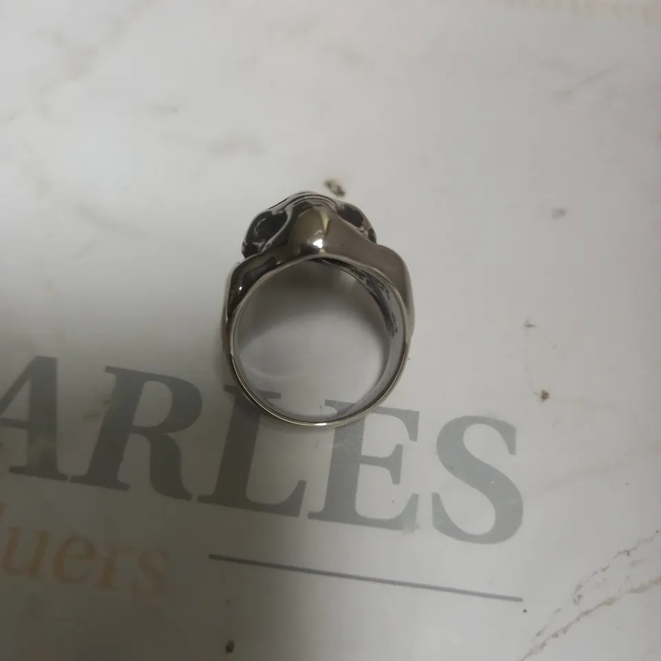 BLACK FEATHERS DESIGN SILVER ELEPHANT RING