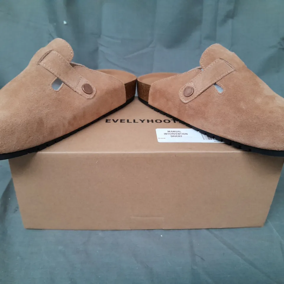 BOXED PAIR OF EVELLYHOOTD LEATHER CLOGS IN CHESTNUT EU SIZE 38