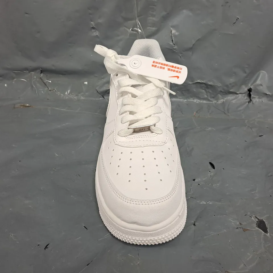 BOXED PAIR OF NIKE AIR FORCE 1 '07 SHOES IN WHITE SIZE UK 9