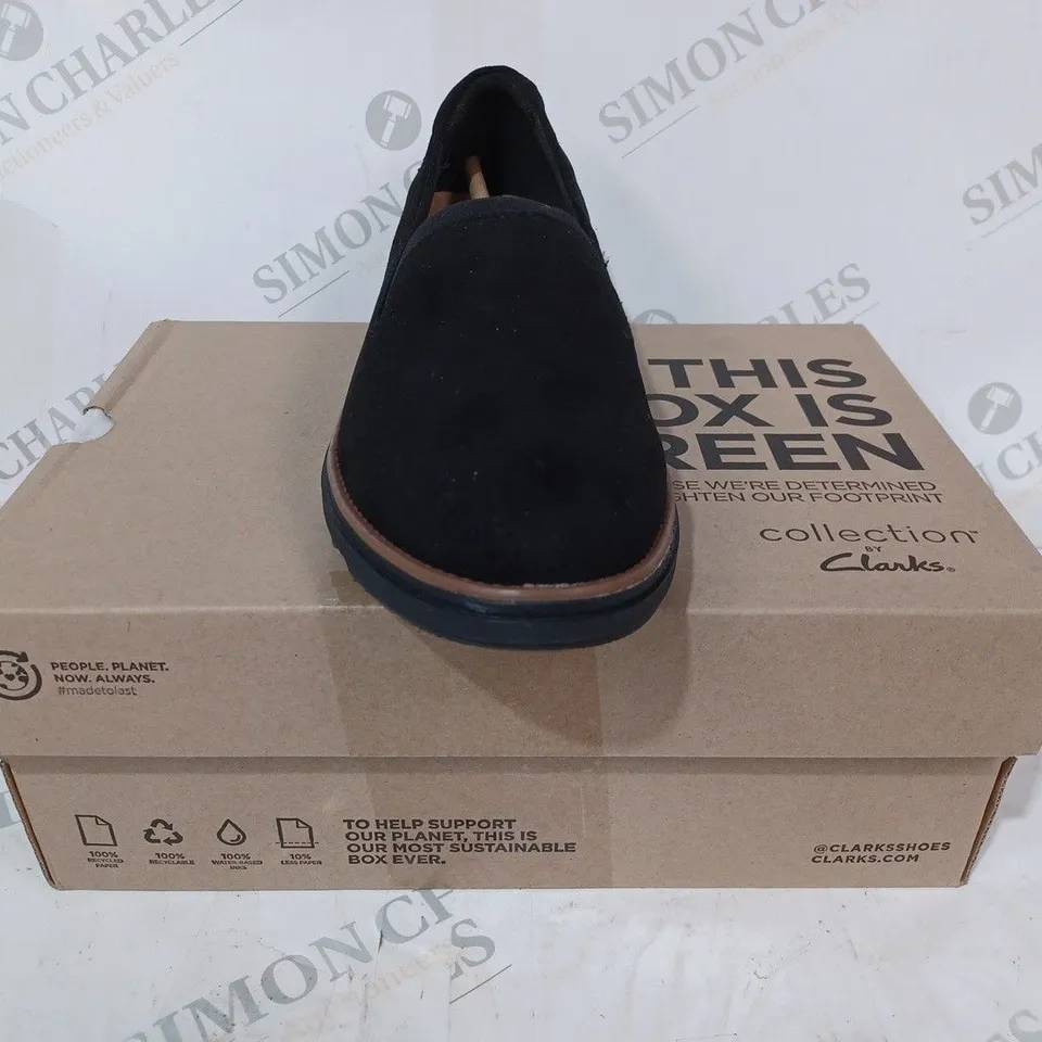 BOXED PAIR OF CLARKS DOLLY WIDE LOAFERS IN BLACK SIZE 5