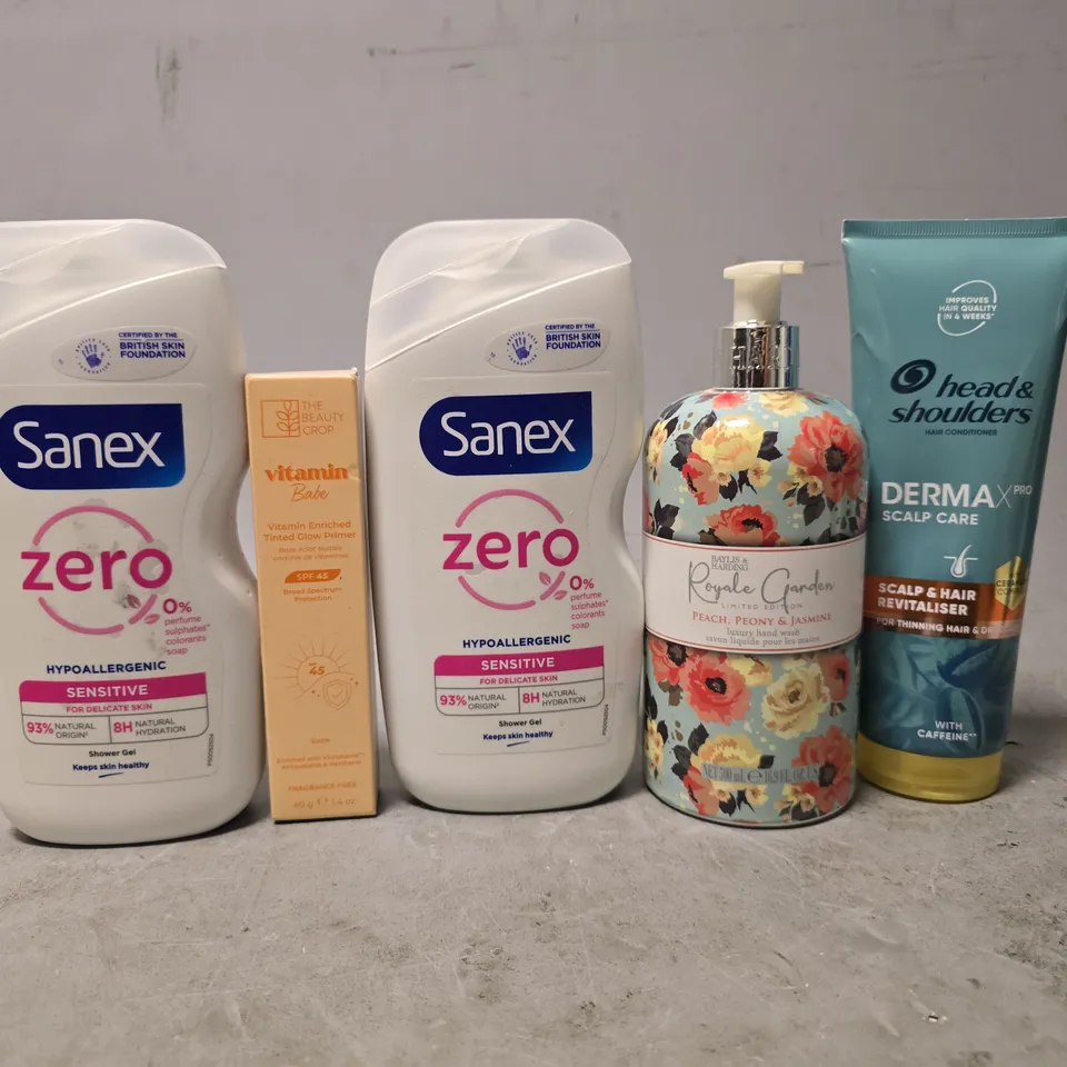 APPROXIMATELY 15 ASSORTED HEALTH & BEAUTY ITEMS TO INCLUDE - SANEX ZERO , HEAD AND SHOULDERS DERMA ETC