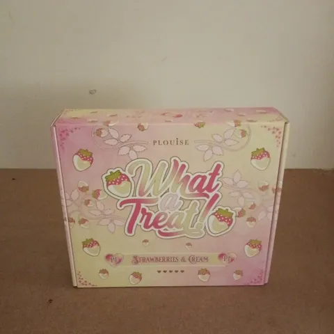 BOXED AND SEALED PLOUISE WHAT A TREAT STRAWBERRIES & CREAM SET