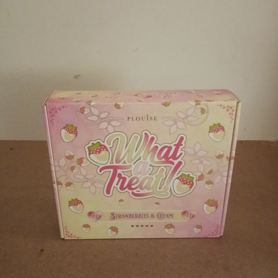 BOXED AND SEALED PLOUISE WHAT A TREAT STRAWBERRIES & CREAM SET