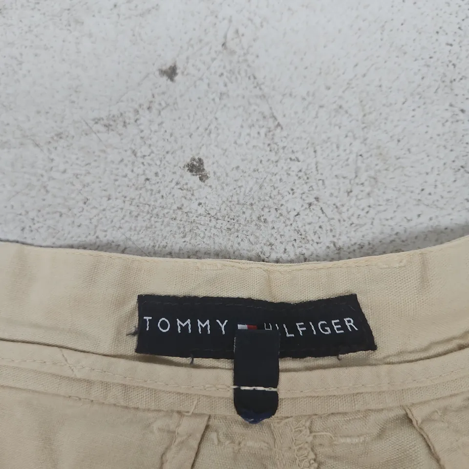 TOMMY HILFIGER MEN'S CARGO SHORTS – BEIGE, UK 34