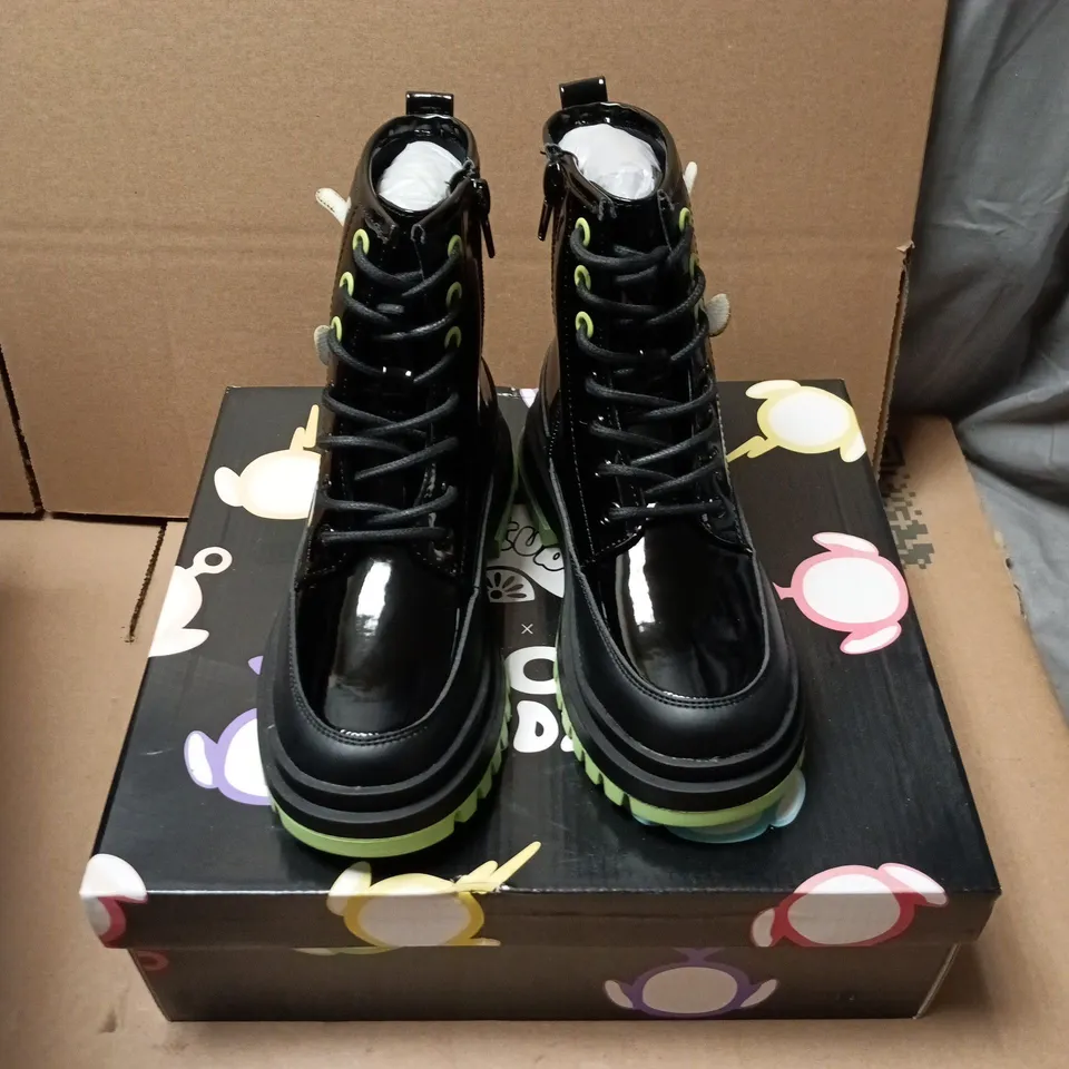 BOXED PAIR OF KOI TUBBYTRONIC KIDZ DIPSY HEAD BOOTS - KIDS UK SIZE 13