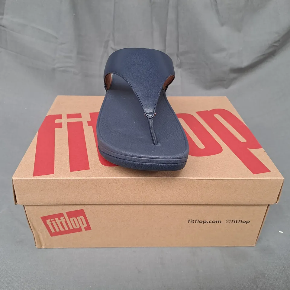 BOXED PAIR OF FITFLOP LULU LEATHER TOE-POST SANDALS IN NAVY UK SIZE 4.5