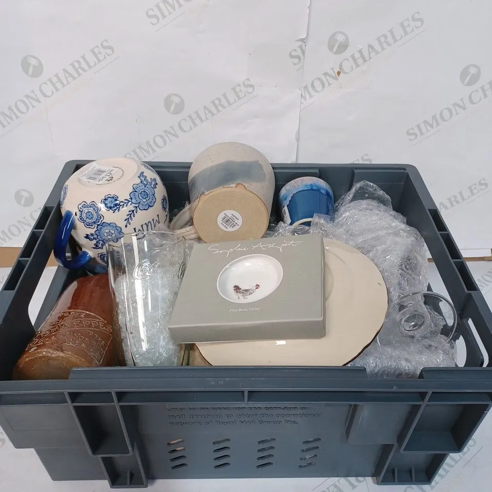 BOX TO CONTAIN APPROX 20-25 ASSORTED DRINKING GLASSES, MUGS, CERAMICS MUGS - COLLECTION ONLY