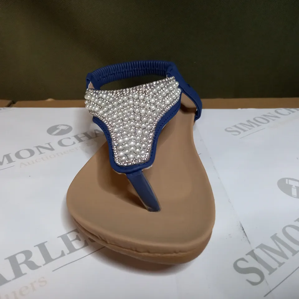 KASARA FAUX PEARL DETAIL THONG SANDAL - SIZE 5