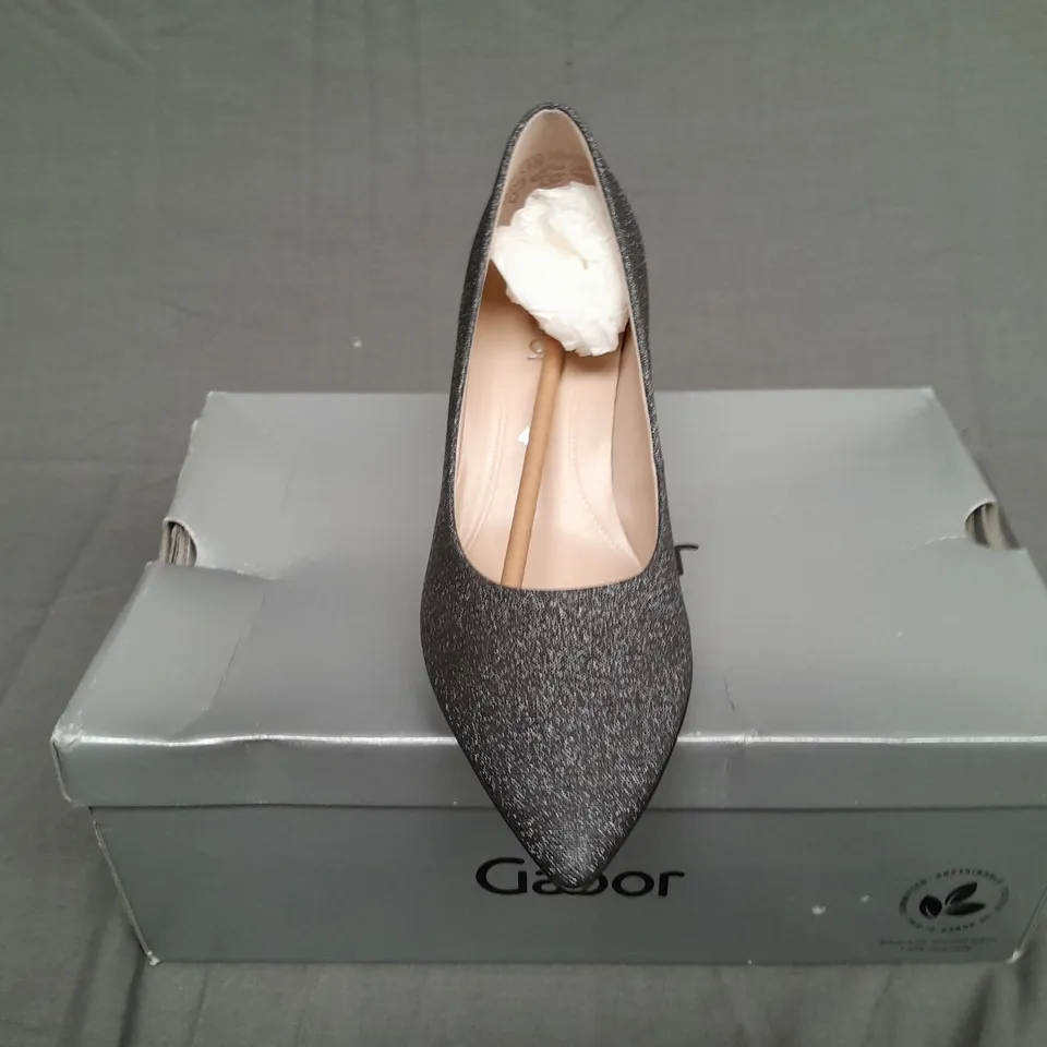 BOXED PAIR OF GABOR DANE HEEL IN SILVER GLITTER SIZE 4 1/2