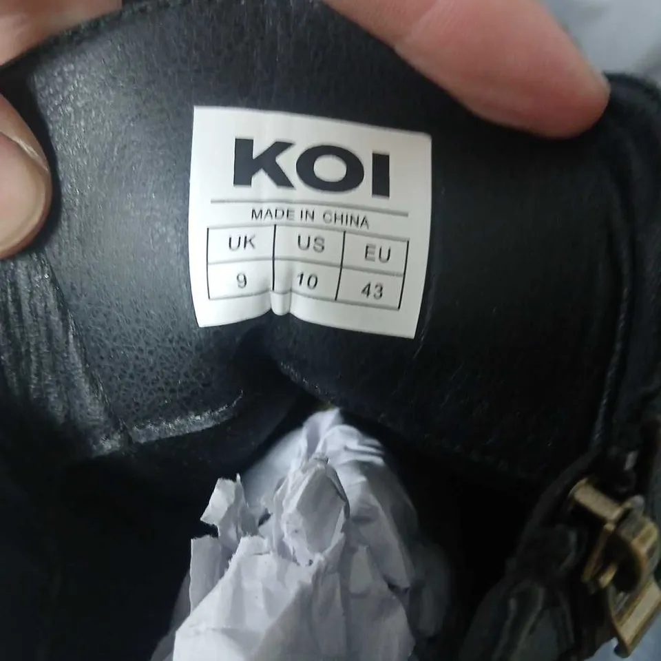 KOI BOOTS – BLACK LEATHER WITH GOLD TOE CAP & CHAIN DETAIL, UK 9 (PAIR)