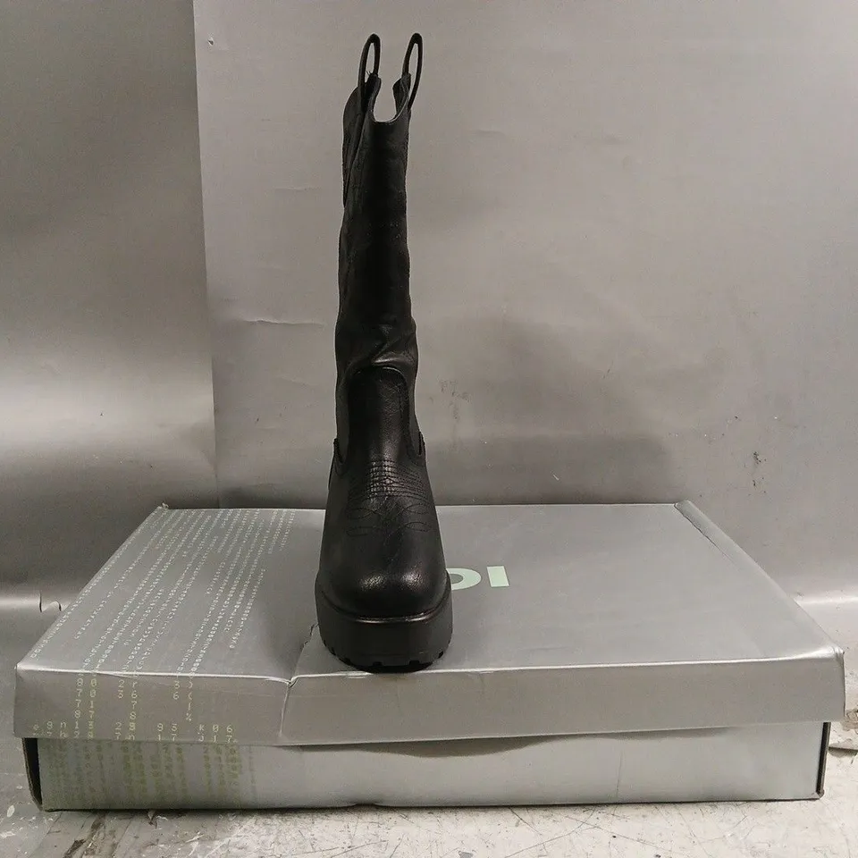 BOXED PAIR OF KOI WINTU LONG CHUNKY WESTERN BOOTS IN VINTAGE BLACK SIZE UK 7
