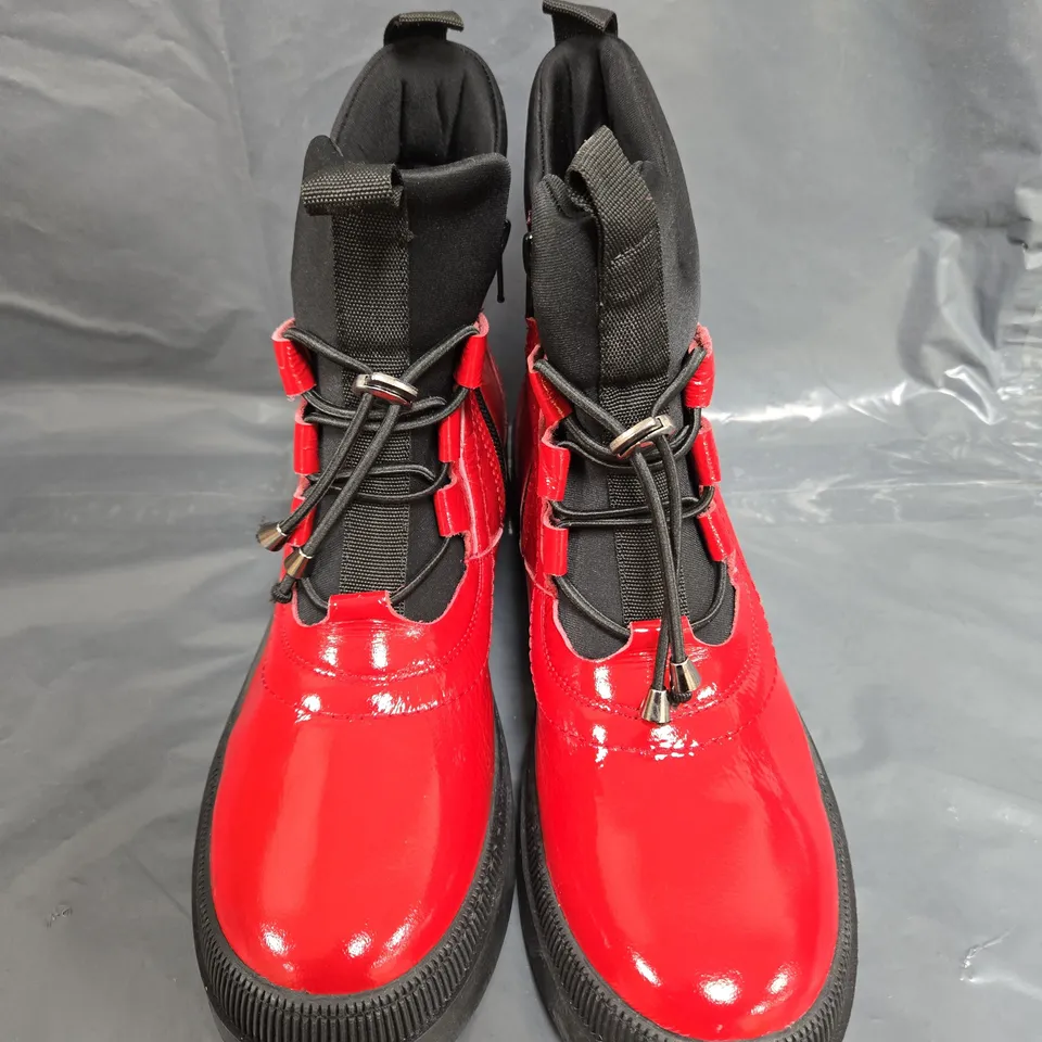 BOXED PAIR OF ADESSO ZIP LEATHER BOOTS IN RED - UK SIZE 7