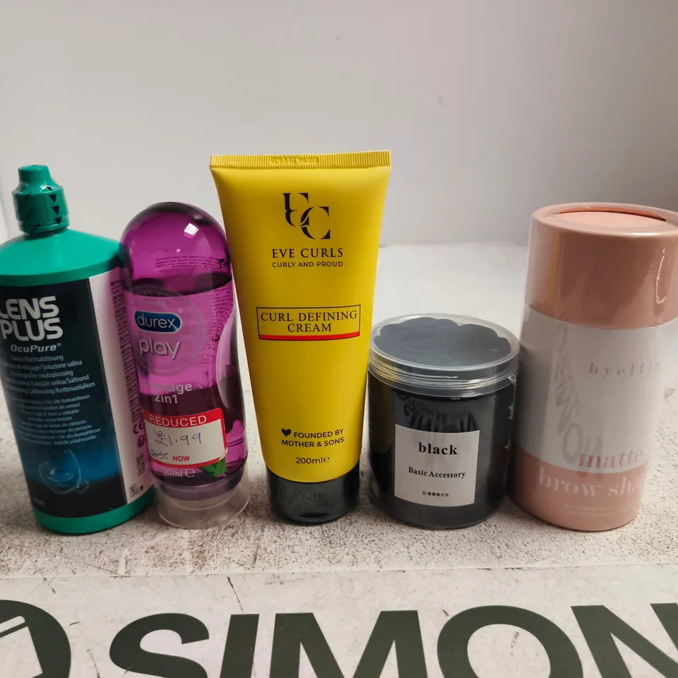 APPROXIMATELY 15 ASSORTED HEALTH & BEAUTY PRODUCTS TO INCLUDE DUREX , BOBBLES AND CONDOMS