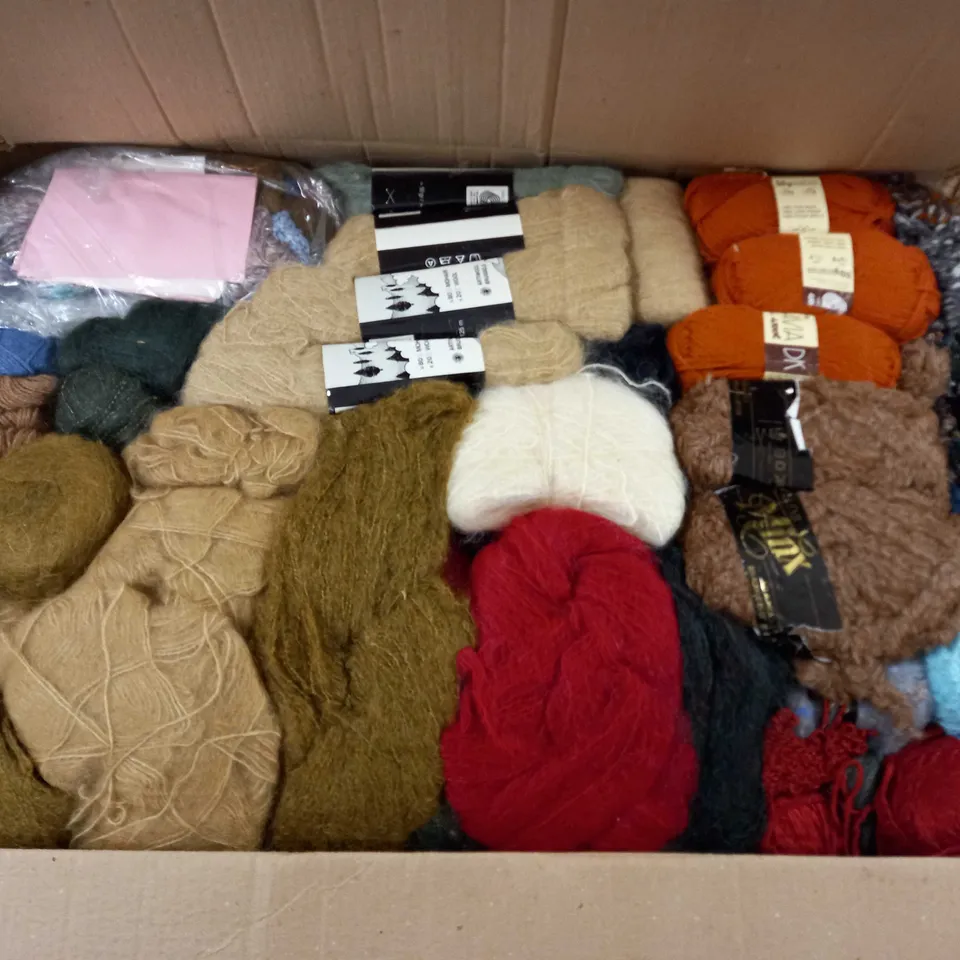 LARGE QUANTITY OF ASSORTED KNITTING STRING