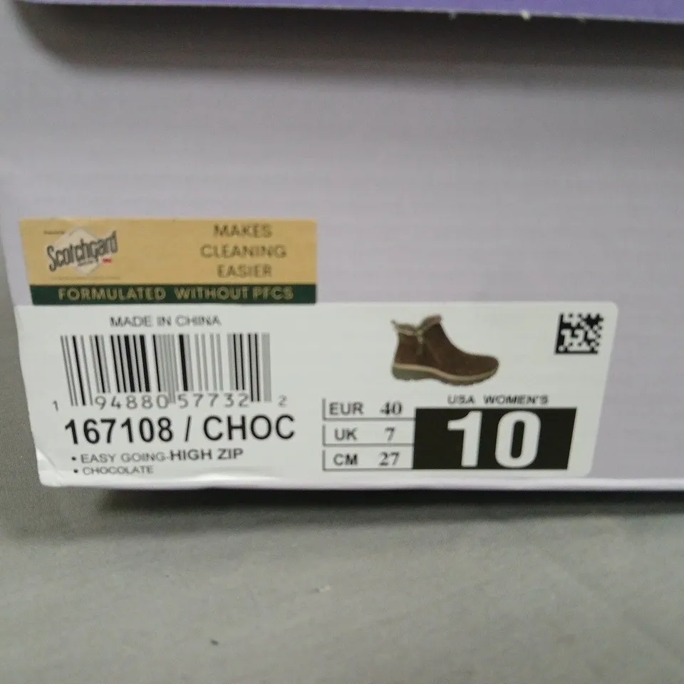 BOXED SKECHERS WOMEN'S ANKLE BOOTS IN CHOCOLATE BROWN SUEDE - UK 7