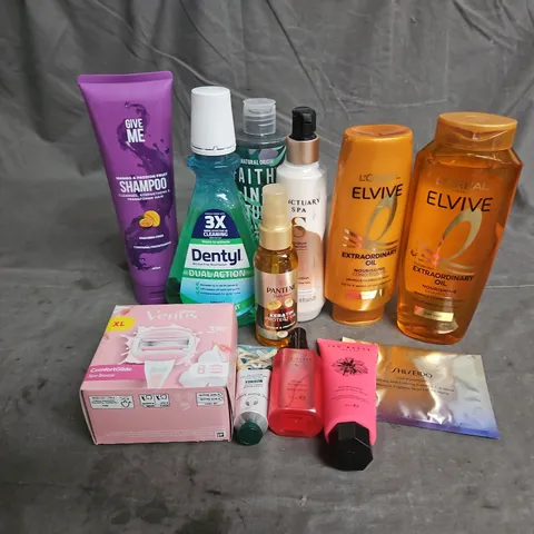 APPROXIMATELY 20 ASSORTED HEALTH & BEAUTY PRODUCTS TO INCLUDE - GILLETTE VENUS BLADES - L'OREAL ELVIVE SHAMPOO & CONDITIONER - PANTENE KERATIN PROTECT OIL - ETC
