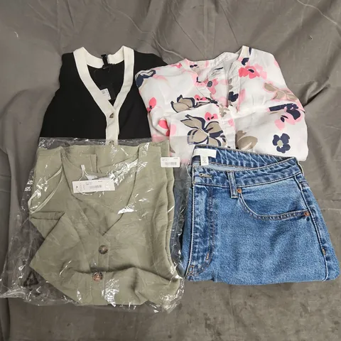 BOX OF APPROXIMATELY 20 ASSORTED CLOTHING ITEMS TO INCLUDE JEANS, DRESS, TOPS, ETC
