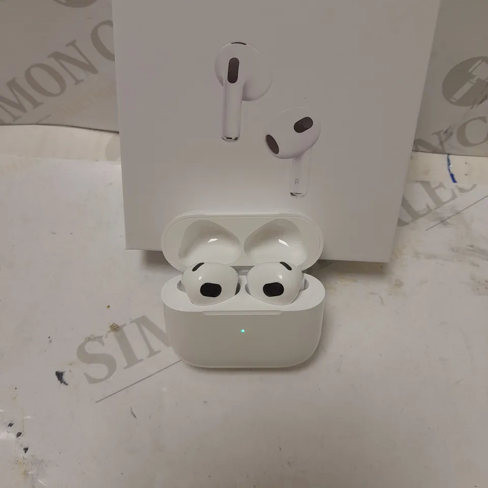 AIRPODS (3RD GENERATION) WITH MAGSAFE CHARGING CASE