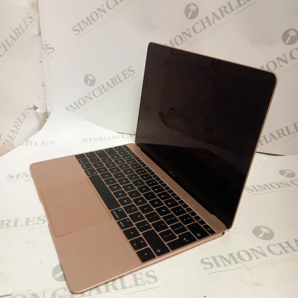 BOX OF APPROX 20 INDIVIDUAL MAC BOOK SPARE PARTS TO INCLUDE THE BASE, KEYBOARD AND SCREEN.